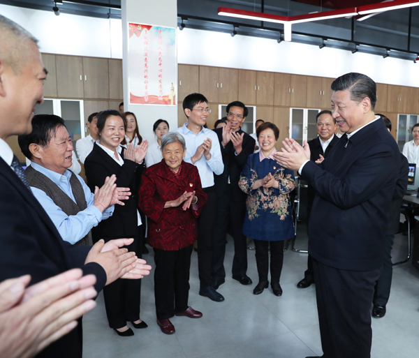 2018年4月24日至28日，中共中央總書記、國家主席、中央軍委主席習近平在湖北考察。這是26日上午，習近平在武漢市青山區工人村街青和居社區考察棚戶區項目建設和居民生活情況。新華社記者 謝環馳 攝