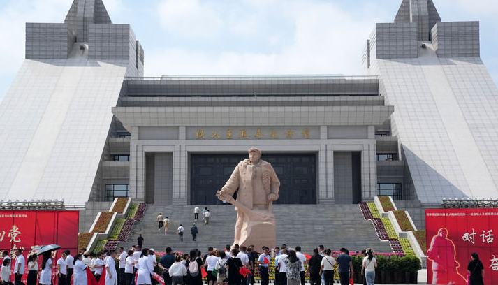 大力弘揚(yáng)大慶精神、鐵人精神大慶油田的開發(fā)建設(shè)，創(chuàng)造了令世人矚目的輝煌業(yè)績(jī)，挺起了民族工業(yè)的脊梁，大長(zhǎng)了中國(guó)人的志氣！習(xí)近平總書記指出，大慶油田的卓越貢獻(xiàn)已經(jīng)鐫刻在偉大祖國(guó)的歷史豐碑上，大慶精神、鐵人精神已經(jīng)成為中華民族偉大精神的重要組成部分。